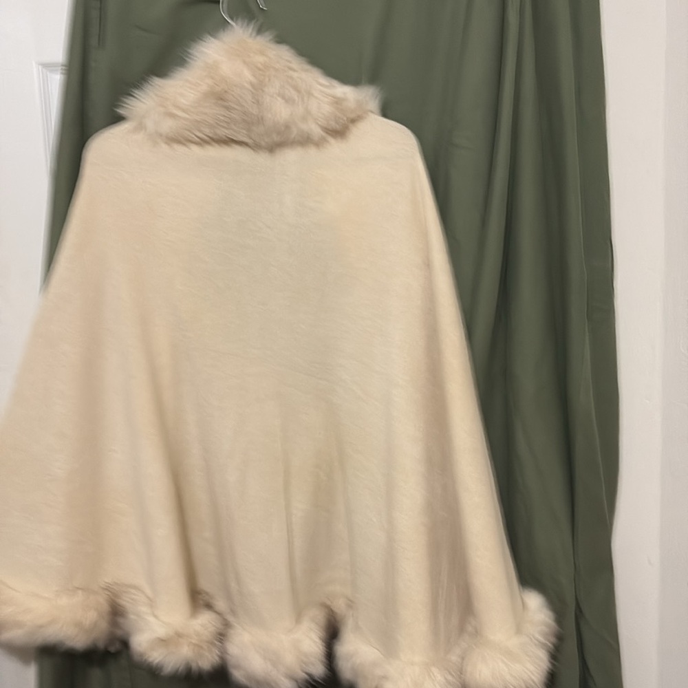 This & That fur trimmed cape - Picture 4 of 10
